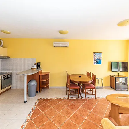 Cozy In Okrug Gornji Apartament