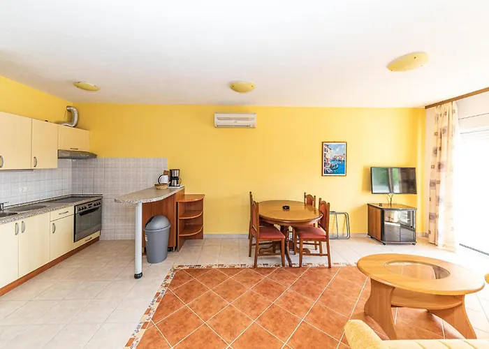 Cozy In Okrug Gornji Apartament