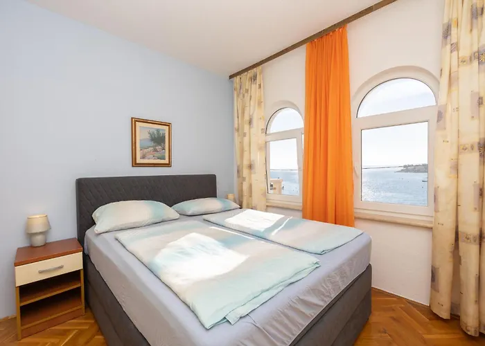 Cozy In Okrug Gornji Apartment