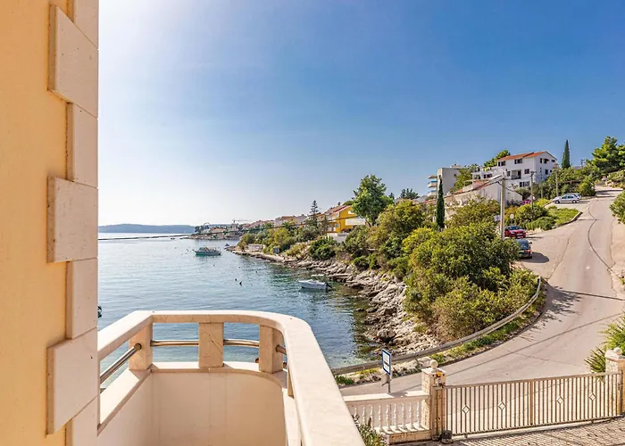 Cozy In Okrug Gornji Apartment *